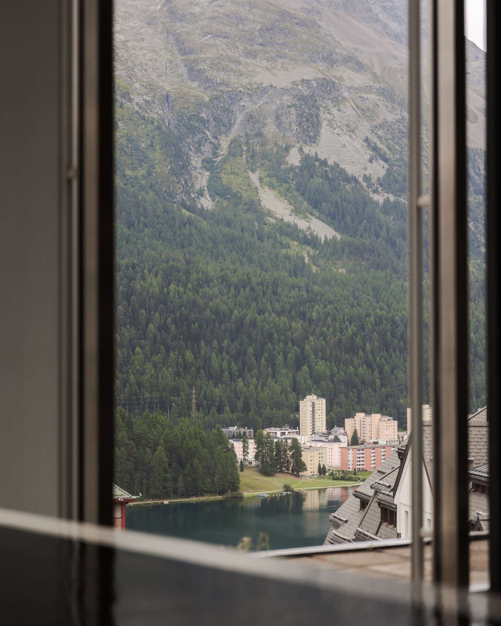Wellness with a different perspective. Our Rooftop Spa above St. Moritz combines relaxing moments with views that make you want to stay just a little longer. 🤍 #hotelsofstmoritz #stmoritz #bestdestinations #ThePreferredLife #hotelmonopol